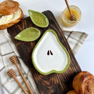 Pear set of pear plate & leaf dish, Ceramic Cottagecore decor for fall table, Fruit spoon rest gift for kitchen, Birthday gift for cook